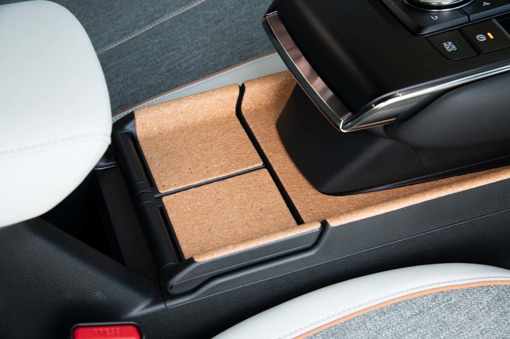 センターコンソールまわりにはマツダのヘリテージ素材であるコルクが多用されている。写真の四角い部分を持ち上げると下からカップホルダーが現れる。
