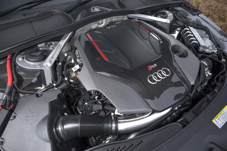 先代の4.2リッターV8からは大幅に排気量がダウンした2.9リッターV6ターボエンジン。最高出力は変わらない（450ps）が、最大トルクは170Nm増大した。