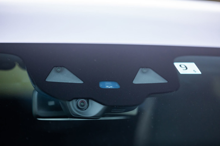 3D視を含む、約500m前方をカバーするステレオカメラをフロントウィンドウ上部中央に設置。AR (拡張現実) を使ったナビゲーションシステムの表示にも、このカメラが使用されている。