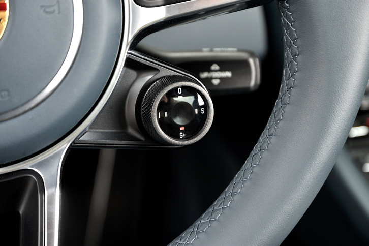 「スポーツクロノパッケージ」の走行モード切り替え機構は、ステアリングホイールのロータリースイッチで操作する。