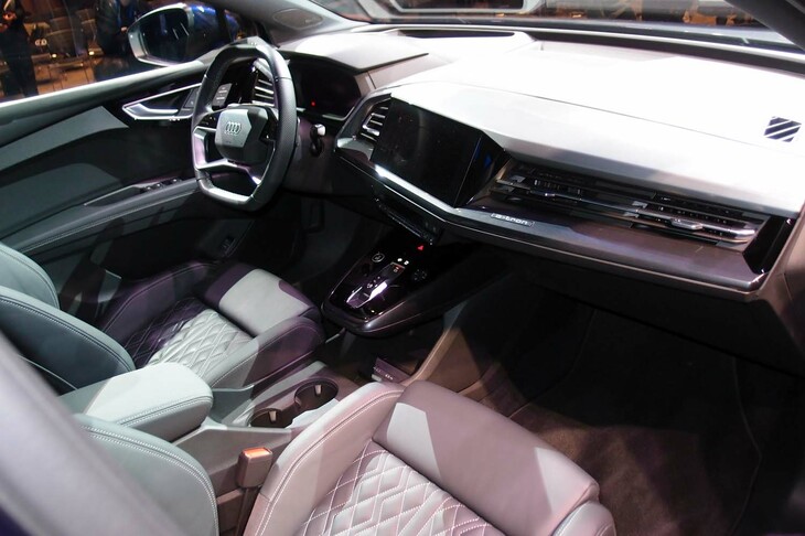 アウディQ4 40 e-tron Sライン（インテリア）