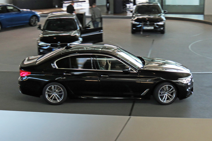 カメラを向けた記者たちに、笑顔で手を振る新オーナーさん。ここでキーを受け取ることは、BMWファンにとってすばらしい記念だろう。