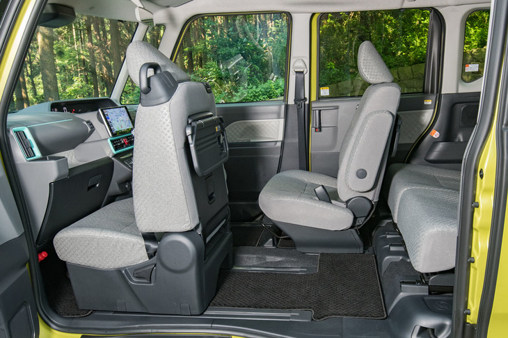 前後540mmの運転席スライド機構と同380mmの助手席スライド機構、そしてBピラーレスの「ミラクルオープンドア」が可能にした「ミラクルウォークスルーパッケージ」。運転席に座ったままで後席にアクセスできる。