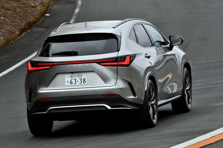 【レクサスNX350h“Fスポーツ”のスペック】
	ボディーサイズ：全長×全幅×全高＝4660×1865×1660mm／ホイールベース：2690mm／車重：1820kg／駆動方式：4WD／エンジン：2.5リッター直4 DOHC 16バルブ／フロントモーター：交流同期電動機／リアモーター：交流同期電動機／トランスミッション：CVT／エンジン最高出力：190PS（140kW）/6000rpm／エンジン最大トルク：243N・m（24.8kgf・m）/4300-4500rpm／フロントモーター最高出力：182PS（134kW）／フロントモーター最大トルク：270N・m（27.5kgf・m）／リアモーター最高出力：54PS（40kW）／リアモーター最大トルク：121N・m（12.3kgf・m）／システム最高出力：243PS（179kW）／タイヤ：（前）235/50R20 100V／（後）235/50R20 100V（ブリヂストン・アレンザ001 RFT）／燃費：19.9km/リッター（WLTCモード）／価格：608万円
	
	【取材時の燃費データ】
	テスト距離：244.8km（市街地1：高速道路7：山岳路2）／使用燃料：17.3リッター（ハイオクガソリン）／参考燃費：14.1km/リッター（満タン法）／13.9km/リッター（車載燃費計計測値）