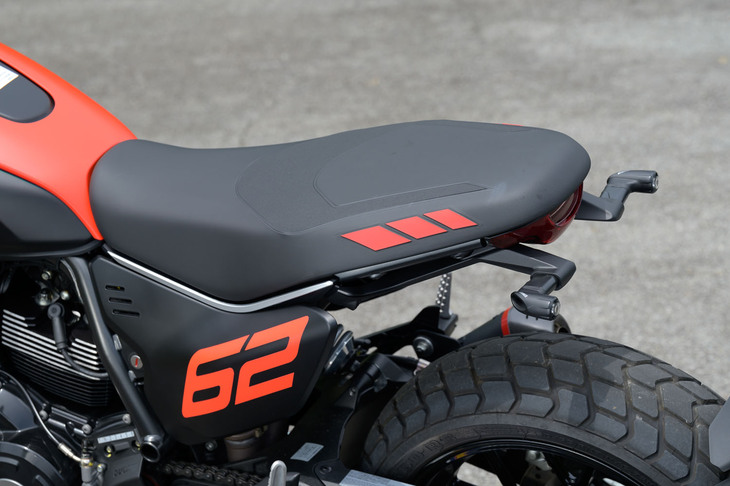 シート高は795mmで、アクセサリーで810mmのハイシートと780mmのローシートも用意。サイドカバーに描かれる「62」のナンバーは、1962年に初代「スクランブラー」が登場したことに由来する。