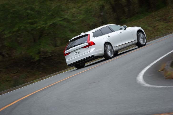 ボルボの「90シリーズ」は、2017年7月に一部仕様変更を受けた。全車で安全運転支援システム「インテリセーフ」の機能が強化されたほか、「V90 T8 Twin Engine AWD インスクリプション」では、従来オプション設定されていたエアサスペンションが標準装備となった。