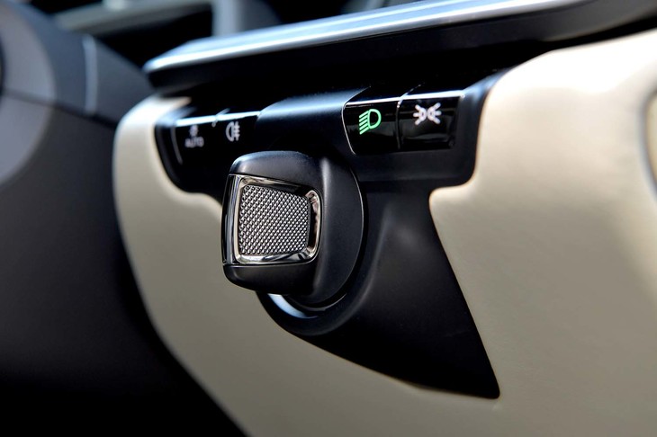 挿入したままのキーの形状を模した、エンジンスタータースイッチ。いわゆるスタートボタンとは異なり、ひねる動作で始動させる。