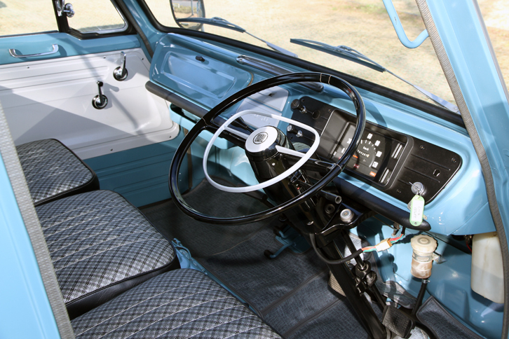 2代目「エルフ」のキャビン。平凡なデザインだが、強いて言うならばチェック柄のシートがいすゞらしいかも。