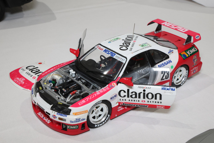 タミヤ製1/24「日産スカイラインGT-R Vスペック」（R33）をベースにした、1995年のルマンに出場した「ニスモGT-R LM」。ボンネットは取り外し式、ドアは開閉式としてリアルに作り込まれている。