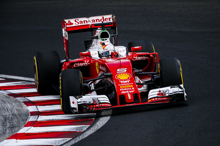 マシンの速さ、信頼性、レース戦略いずれもいまひとつの今季のフェラーリ。予選ではセバスチャン・ベッテル（写真）5番手、キミ・ライコネンはウエットからドライに移行する難しいコンディションでQ2どまりの14位だった。決勝では、ベッテルがアンダーカットを成功させレッドブルの1台を抜き4位でゴール、ライコネンは前のマックス・フェルスタッペンを抜けず6位でチェッカードフラッグを受けた。コンストラクターズランキング2位の座も危うくなってきた。（Photo=Ferrari）