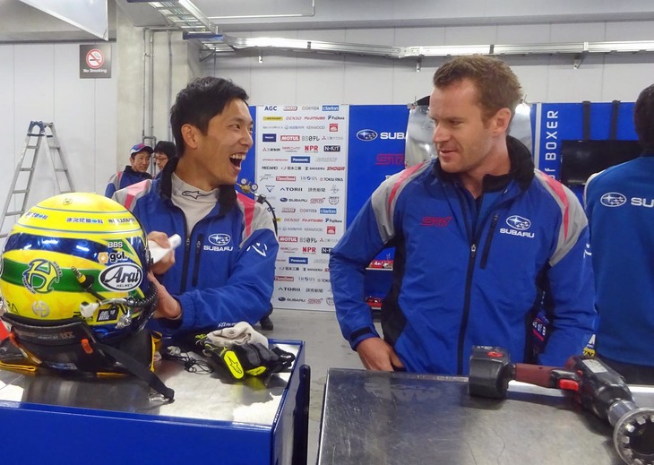 ピットで談笑する2人のドライバー。写真左は「BRZ GT300」をドライブする山内英輝選手で、右は「WRX STI NBR」を駆るカルロ・ヴァンダム選手。
