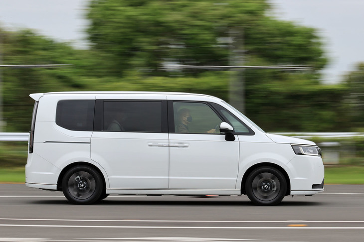 空力パーツを装着した「ステップワゴン スパーダ」のサイドビュー。シンプルな水平基調・直線基調のスタイリングが、初代や2代目をほうふつとさせる。