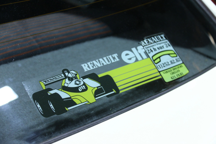 ルノーのターボ攻勢は当時、このようなコンパクトなベルリーヌにまで及んだ。写真は1986年製の「ルノー9ターボ」。1.4リッター直4＋ギャレット製T2ターボは、最高出力105ps/5500rpmを発生。最高速は184km/hだった。写真は、リアウィンドウに貼られたF1イメージのステッカー。