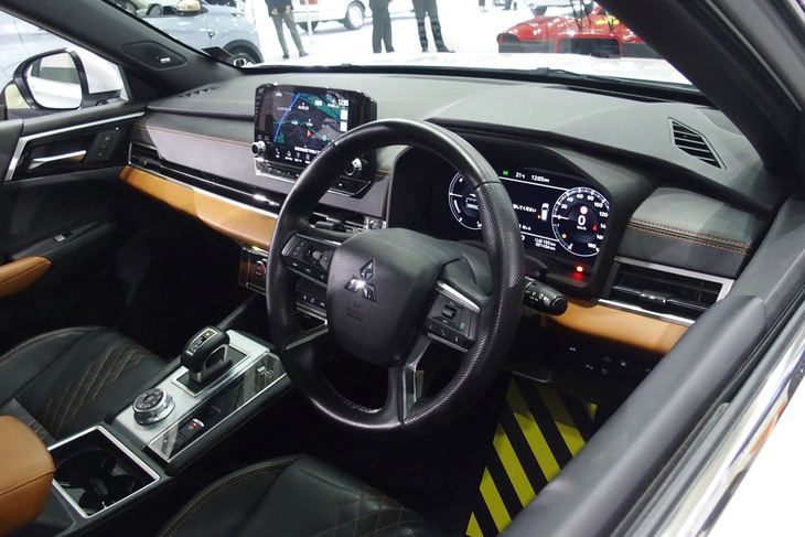 三菱アウトランダーPHEV／三菱自動車