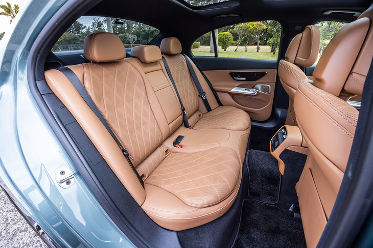 「レザーエクスクルーシブパッケージ」には、リアシートのヒーター機能も含まれている。リアのスペースは左右幅が1520mm、シートの座面から天井までの高さが970mm確保され、広々としている。