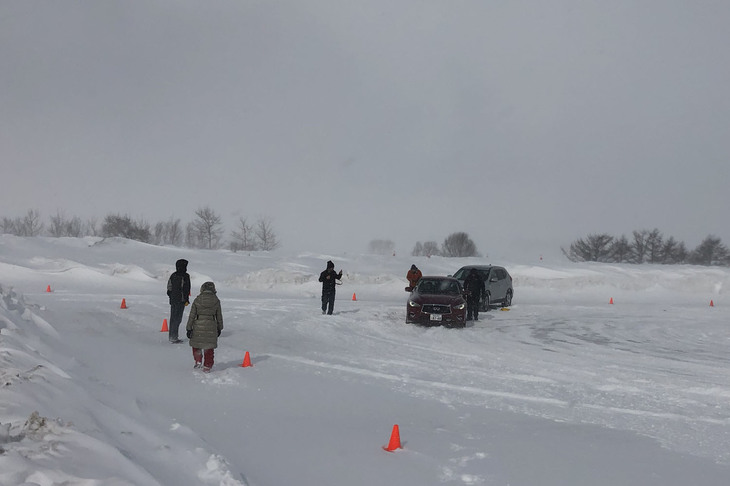雪上でスタックしてしまった「スカイライン」を救出する「エクストレイル」。