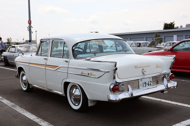 初代「プリンス・グロリア」のリアビュー。アメリカ車の影響をストレートに反映したスタイリングを持つ初代「スカイライン／グロリア」の後期型は、歴代の日本車で最も派手なテールフィンを備えていた。