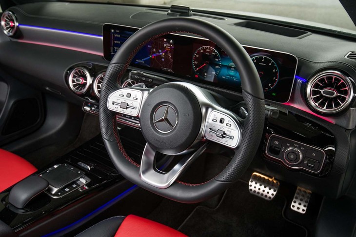 「メルセデス」の発声をトリガーに起動する「MBUX」だが、ステアリングスポーク上のスイッチでも起動できる。