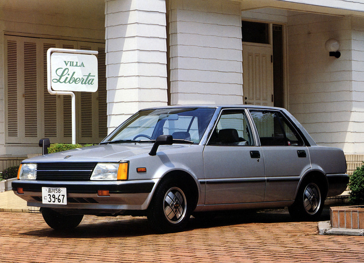 1981年「日産バイオレット リベルタ」。この写真は同車のカタログからだが、「VILLA Liberta」という看板に注目。同車と入れ替わりで日産店のラインナップに加わったモデル（「パルサー」の兄弟車）の車名は「リベルタ ビラ」だった……。