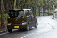 新型「ワゴンR」では、リアコンビランプをバンパー上部に配置。これにより荷室開口幅を先代モデルより100mm拡大し、荷室への積載性を改善している。