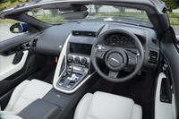 スポーツカーにふさわしいタイト感と開放感が得られる「F-TYPE」のコックピット。