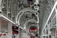 フェラーリ初の電気自動車も生産　新プラント「e-ビルディング」が完成の画像