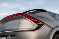 「キアEV6」のリアコンビランプ。カーデザインについては、すでに一部の日本メーカーは韓国メーカーに追い抜かれてしまっているようだ。頑張れ！ 日本の自動車メーカー。