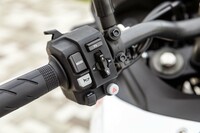 ETC2.0車載器やUSB Type-Cソケット、スマートフォンのボイスコントロールシステムを標準で備えるなど、装備は充実。ウインカーには車線変更や右左折の終了後に自動で点滅を停止する、オートキャンセル機能も備わっている。