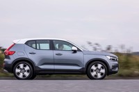 全長は「XC40」の上級車種にあたる「XC60」に比べて265mm短い。車幅は1875mmだが、切り詰められた前後のオーバーハングのおかげで街中での取り回しにはさほど神経質にならずにすむ。