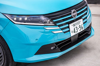 新時代の「デジタルVモーショングリル」でリフレッシュされたフロントフェイス。軽自動車の「ルークス」や「デイズ」で先に導入された「新しい日産の顔」である。