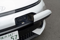 ステーで開閉する充電ポートのリッドは日本専用に開発。それ自体はスタンダードな「コナ」と同じだが、バンパーのデザイン変更に合わせてきちんと塗り分けられている。