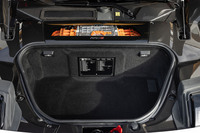 車体前方に設けられたトランクルーム。74リッターの積載容量が確保されている。