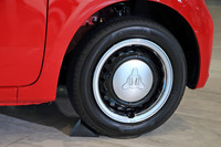 足まわりでは、サスペンションに新形状のスプリングを使うことでサイドフォースを軽減し、ダンパーの動きをスムーズに。FFモデルにはリアスタビライザーが新たに装着された。