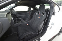 表皮にアルカンターラが採用された「86“GR”」のスポーツシート。背もたれの中央にはGRのエンブレムが添えられる。写真はプロトタイプ。