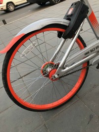 空気注入口がないところからして、タイヤはソリッドである。