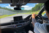 コース内にはスラロームも設置されていた。ここでは少しアクセルを緩めながら走る。（写真＝webCG）