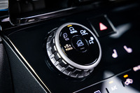 ダイヤル式のドライブモードセレクターを採用。これも姉妹車にはない装備だ。ドライブモードは「NORMAL（ノーマル）」「ECO（エコ）」「POWER（パワー）」に加えて「GRAVEL（グラベル）」と「SNOW（スノー）」の5種類が設定されている。