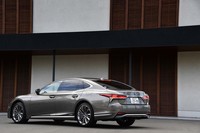 6ライトキャビンのデザインが採用された、最新世代の「LS」。その流麗なシルエットはスポーティーなクーペを思わせる。