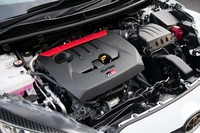 フロントに横置きされる1.6リッター直3ターボの「G16E-GTS」エンジン。87.5×89.7mmのボア×ストロークはラリーの乗用域で性能を最大限発揮できるように決定したという。