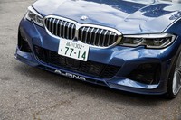 バンパー下部に「ALPINA」ロゴがあしらわれたフロントマスク。冷却性能やエアロダイナミクスを独自に強化しているが、そのアピールはあくまで控えめだ。