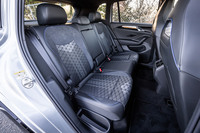 後席は足元、頭上ともに大人が座っても余裕たっぷりのスペースが確保されている。背もたれに40：20：40の分割可倒機構が備わるほか、ヒーター機能も標準で組み込まれている。