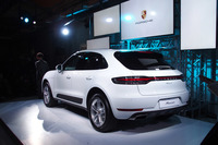 「カイエン」や「パナメーラ」譲りとなる、リアガーニッシュ一体式の新しいテールライトデザインを採用。