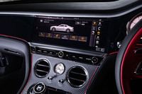 センターコンソールに組み込まれる12.3インチサイズのタッチ式センターディスプレイで、車両の各種設定が簡単に変更できる。写真は運転支援システムや車高の設定画面。