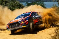 トヨタともどもワークス体制でWRCに参戦するヒュンダイだが、2021年は苦戦を強いられることに。写真はドライバーズチャンピオンシップで3位となったティエリー・ヌービルの駆る「ヒュンダイi20クーペWRC」。（写真：Jaanus Ree / Red Bull Content Pool）