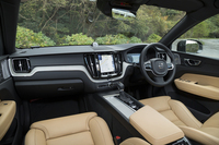 今回テストした「XC60 T5 AWDインスクリプション」のインテリア。素材の上質さもさることながら、センターの大きなディスプレイが目を引く。