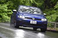 
	今回は、わずかながらスポーツモデルも試乗できた。写真の「ゴルフR」は、今回のマイナーチェンジで30psと20Nmアップの310psと400Nmを手にした。
	