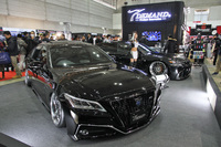 大胆にローダウンされた、T-DEMANDの「トヨタ・クラウン」（手前）と「レクサスLS」（奥）。