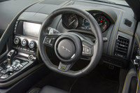 ステアリングホイールはフラットボトムタイプを採用。ホーンボタンが円の中心よりもかなり下にオフセットされている。