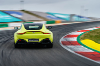 コーナリング性能を高めるため、「ヴァンテージ」はアストンマーティンのモデルとして初めて電子制御リアデファレンシャルを採用。ロック率を0％（オープン状態）から100%まで素早くかつシームレスに変化させることができる。