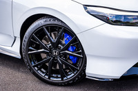 ブレンボ製の大容量ブレーキと19インチサイズの「ノイズリデューシングホイール」を標準で装備。今回の試乗車両には235/40R19サイズの「コンチネンタル・プレミアムコンタクト6」タイヤが組み合わされていた。